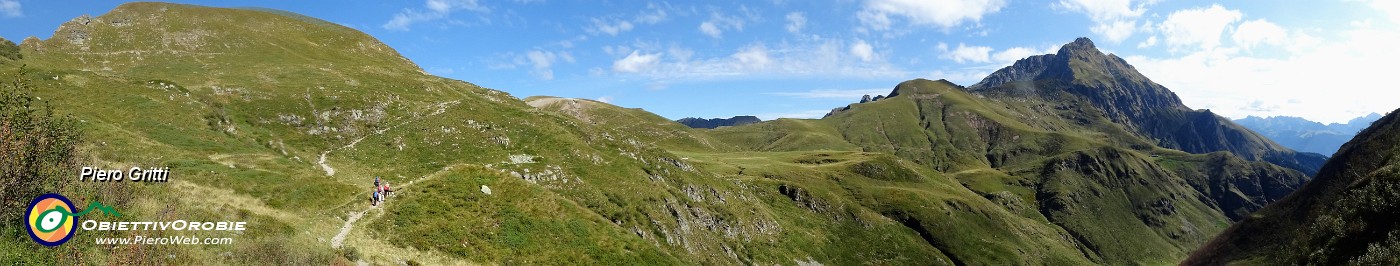 30 Panoramica sul sentiero dal Passo del Toro al Rif. Grassi.jpg